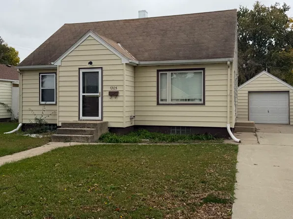 1205 S Lloyd St, Aberdeen, SD 57401