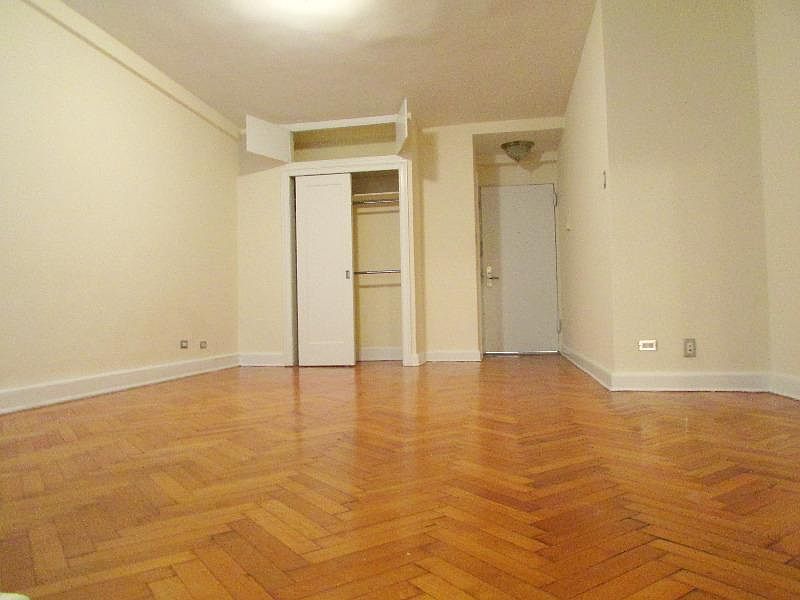 2nd image of 10 W 74th St APT 1e