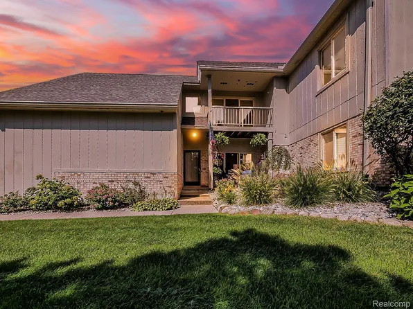 29431 Laurel Dr, Farmington, MI 48331