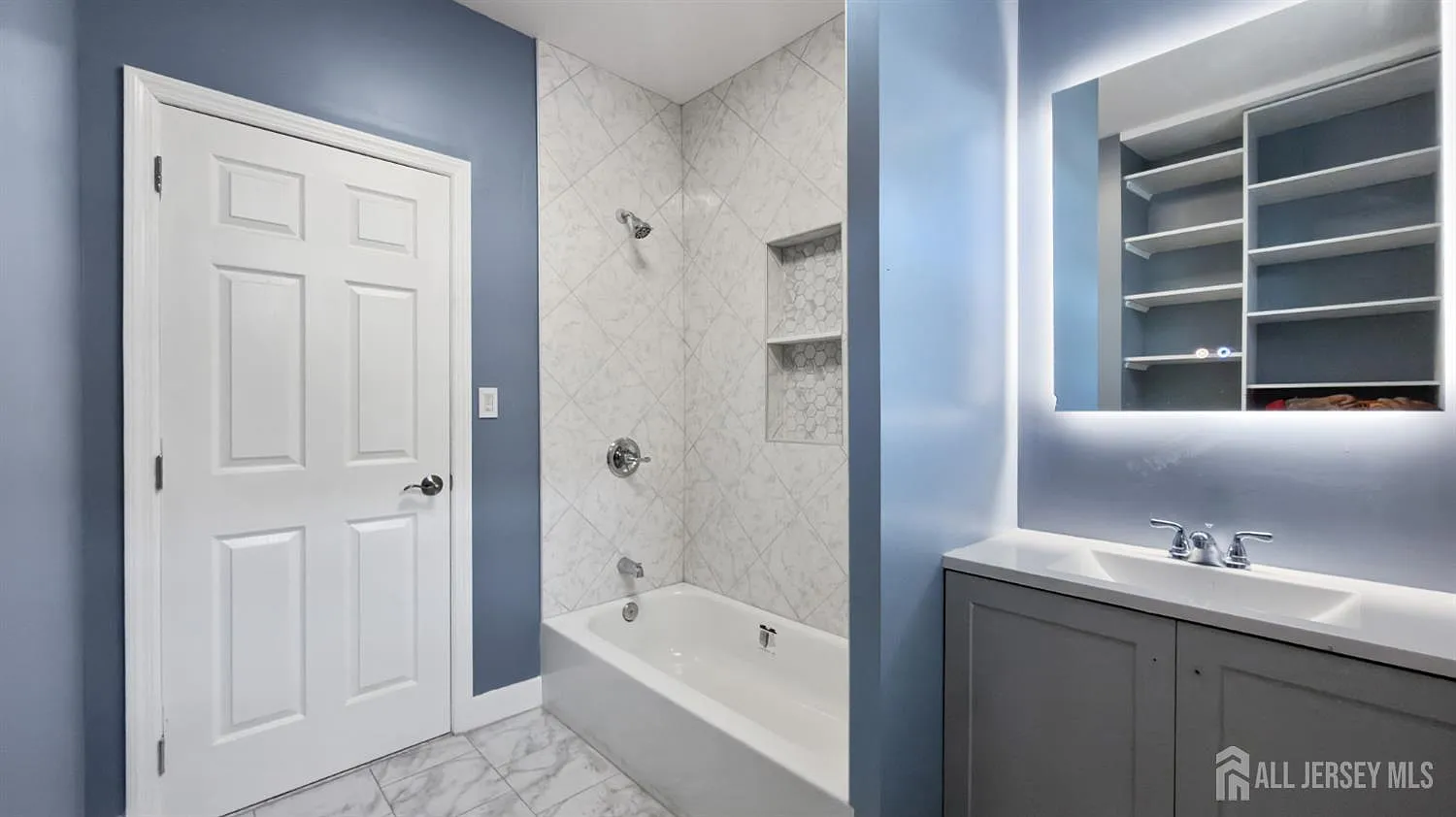 3 bed, 1.0 bath, 3068 sqft, $2,600 — Photo 1