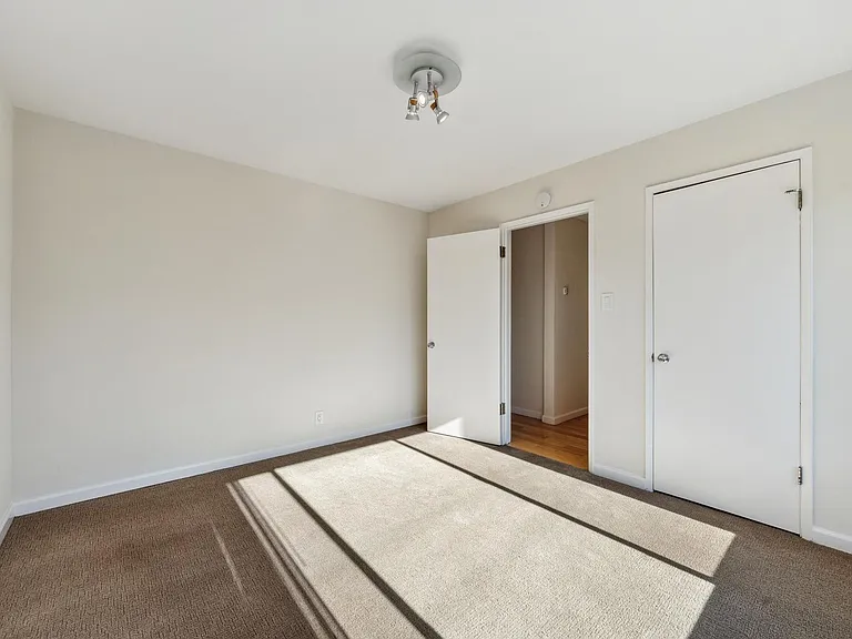 2p008 - Lake View East — Photo 13