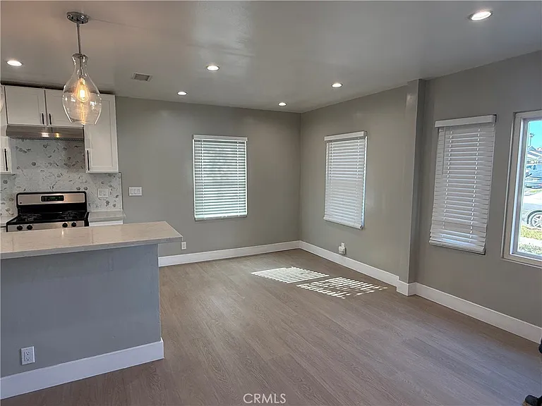 7358 Riverton Ave — Photo 7