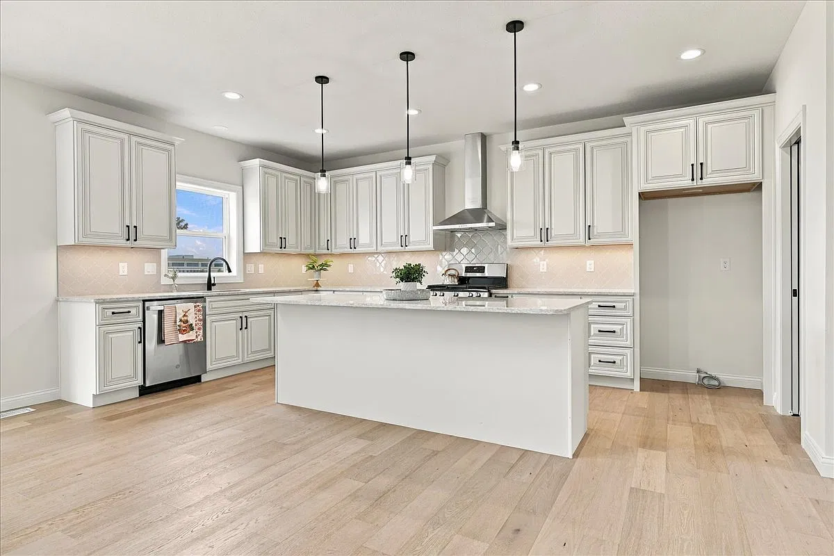 5 bed, 4300 sqft, $3,750 — Photo 3