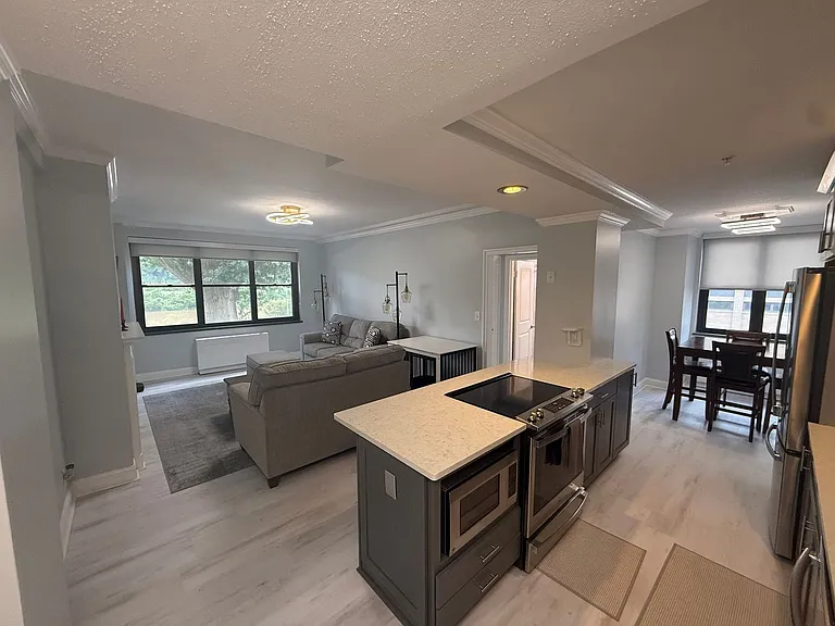 1108 Kanawha Blvd E #205 — Photo 1