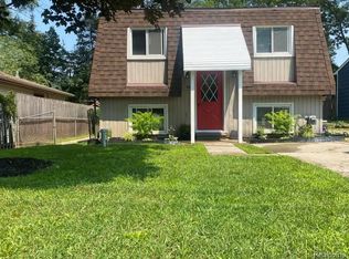 945 Olreana Rd, White Lake, MI 48386