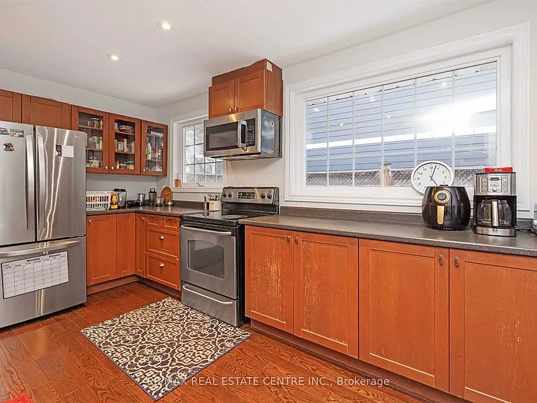 1172 Queens Ave — Photo 5