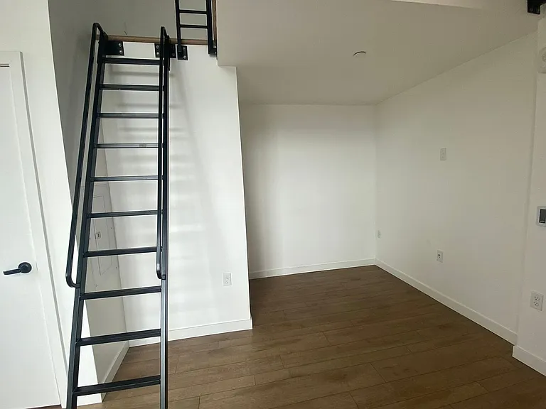 Welcome to Lakeview! - Live in Luxury & Style in the heart of Eastlake — Photo 50