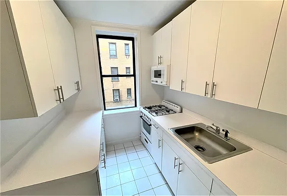 Rented by Manhattan Realty Group | media 16