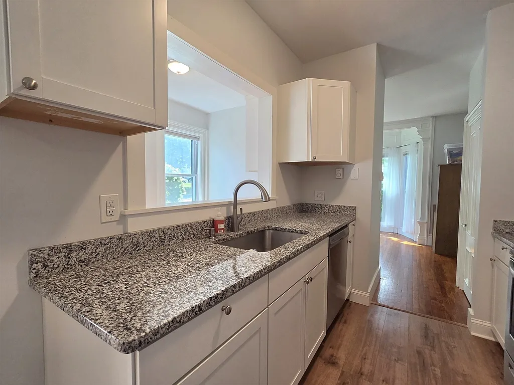 1 bed, 1.0 bath, 875 sqft, $1,800 — Photo 4