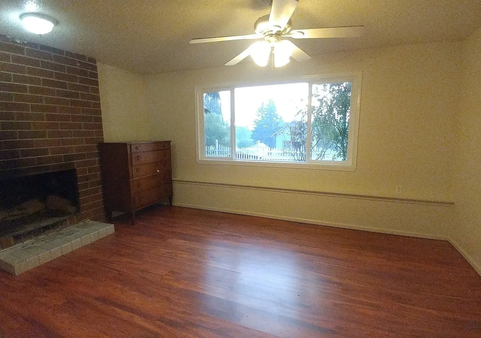 HUGE 6 Bedroom House! 2 Kitchens and 4 Separate Entrances Fully Fenced Yard and Pets Welcome — Photo 2