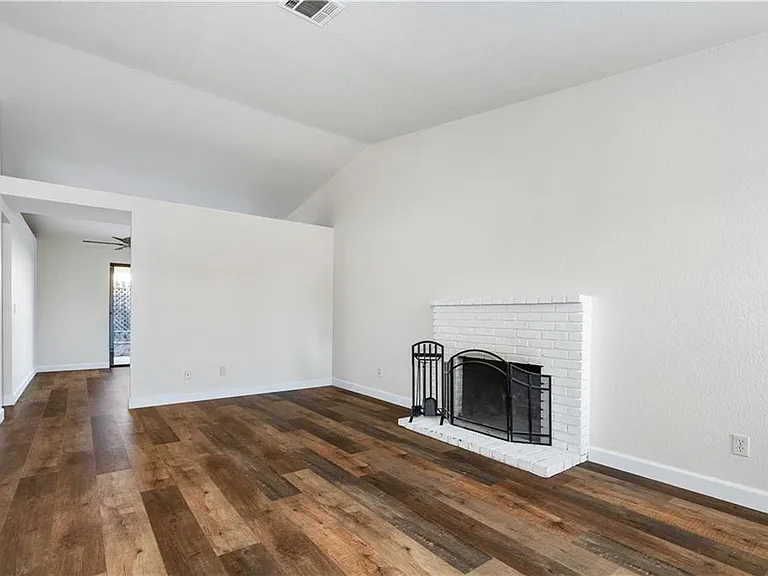 223 Oak Meadow Ln — Photo 4