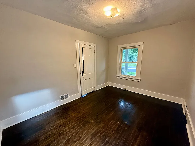 415 Weston Ave — Photo 13