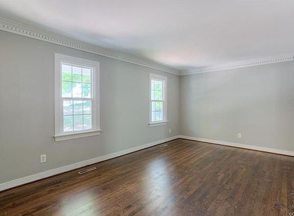 5th image of 2349 Lancashire Dr