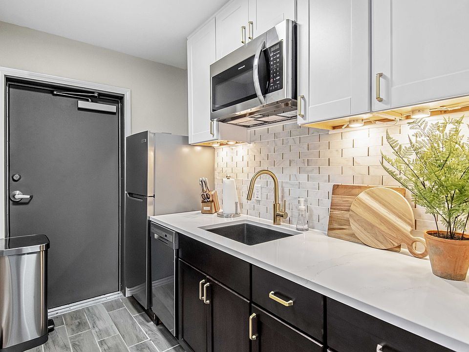 Foxcroft Apartments Clubhouse Kitchen