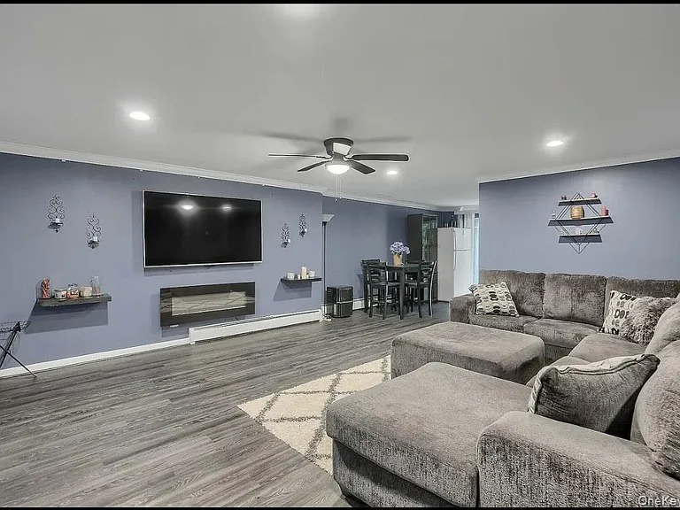 121 Coachlight Sq — Photo 13