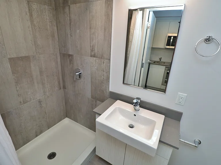 105 Champagne Ave S — Photo 31
