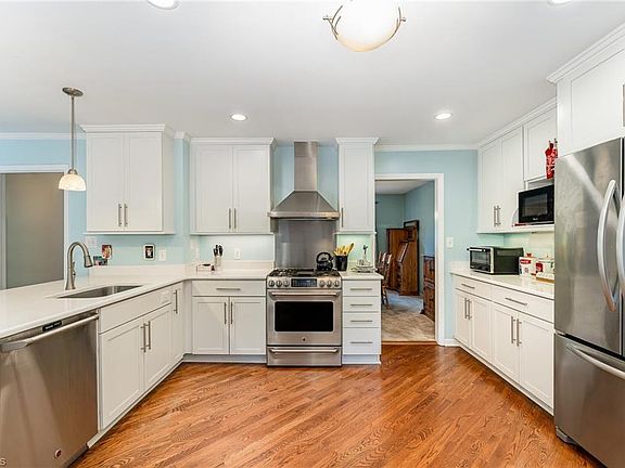 5th image of 105 Cedarwood Dr