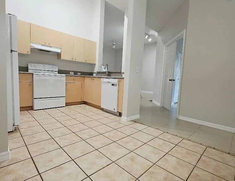 260 Crestwood Cir #12 — Photo 4
