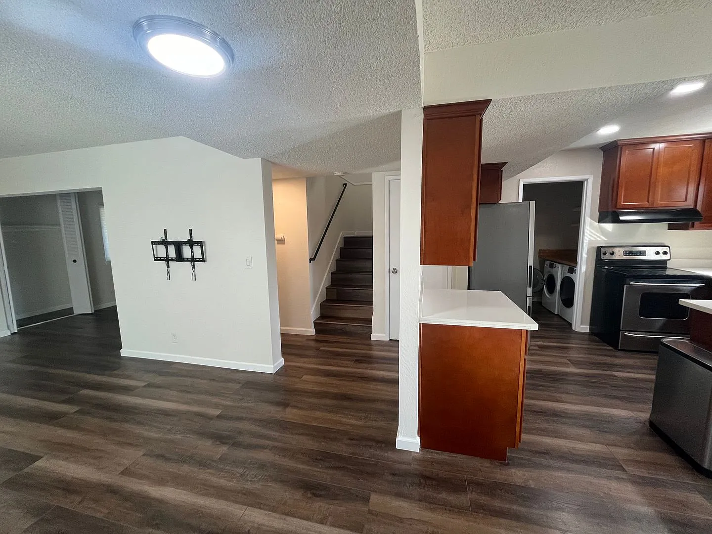 Spacious 3 Bedroom 2 Bathroom Condo Available October 1st — Photo 3