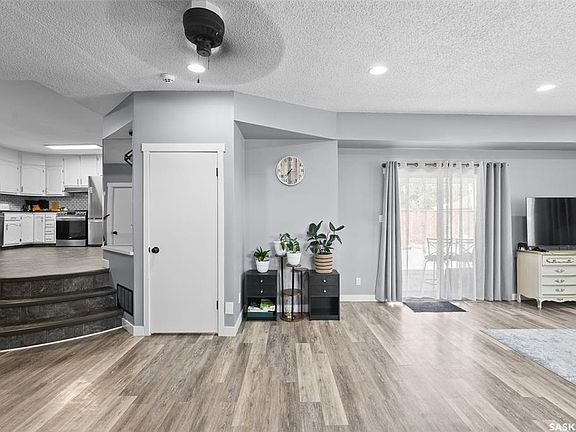 5th image of 327 Retallack STREET