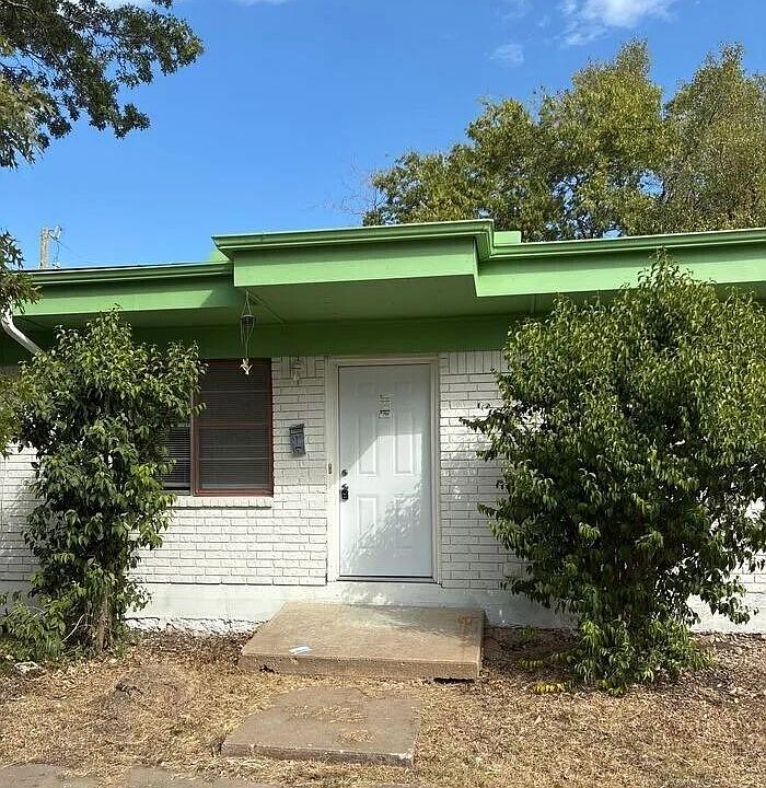 1st image of 606 W 4th St