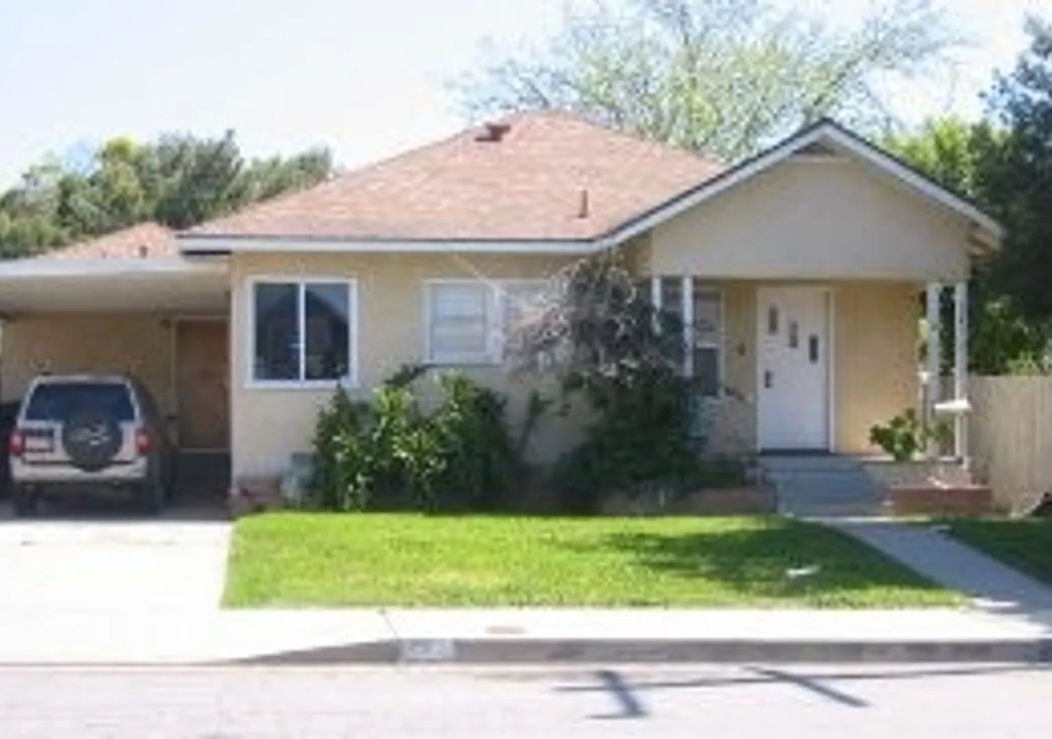 3 Bedroom 2 Bathroom Home — Photo 2