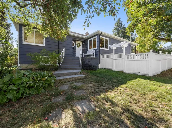 741 Cowper St, Saanich, BC V9A 2G1