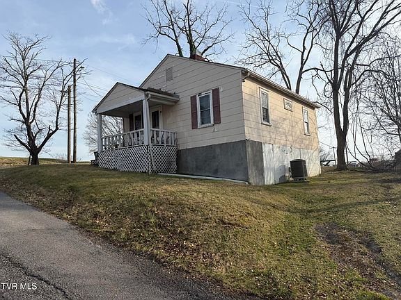 3rd image of 624 Maple St