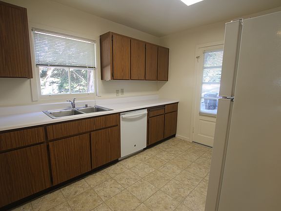 4th image of 423 Washington Blvd #B
