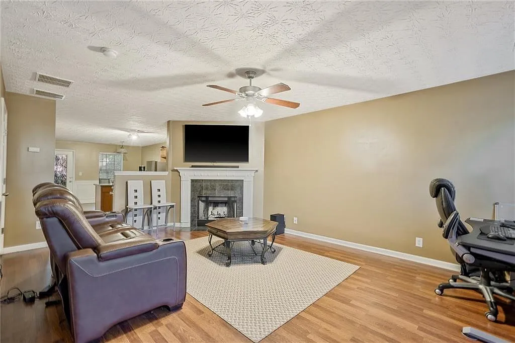 2 bed, 2.5 bath, 1590 sqft, $1,700 — Photo 3