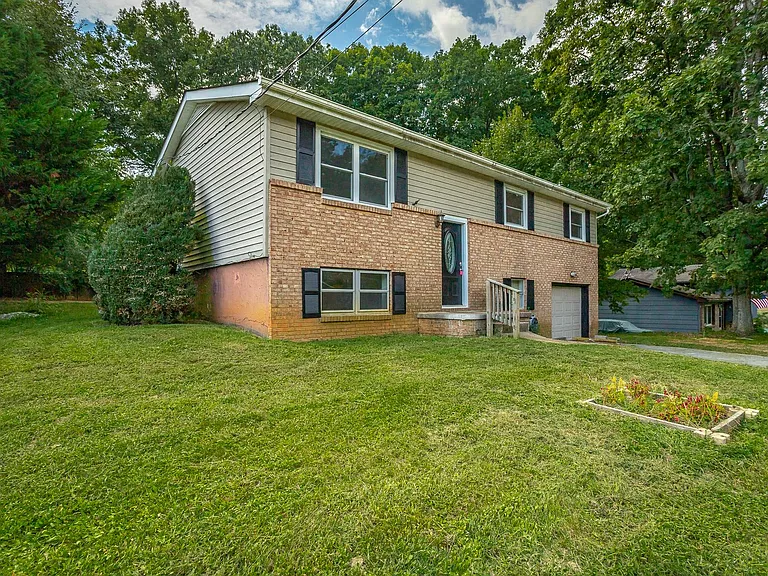 1364 Meadowood Dr — Photo 37