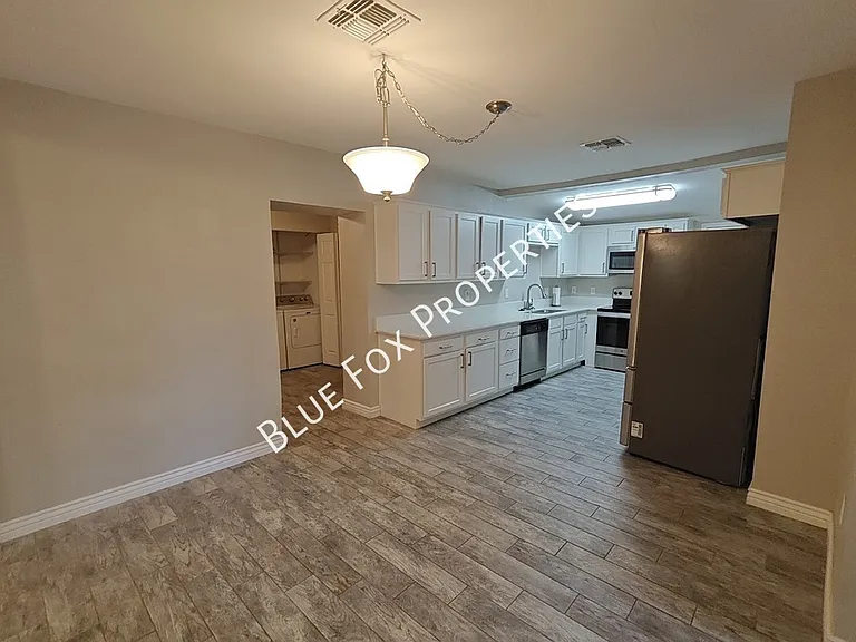 619 S Highland Ave — Photo 12