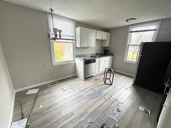 3rd image of 17 Parkview Ave