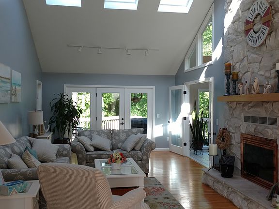 2nd image of 2212 Cambridge Dr