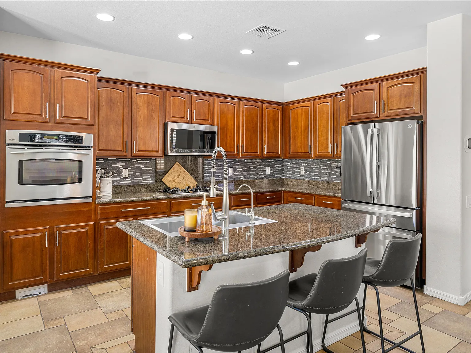 4 bed, 2.5 bath, 2648 sqft, $4,800 — Photo 4