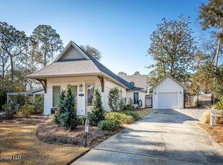 797 Peach St, Ocean Springs, MS 39564
