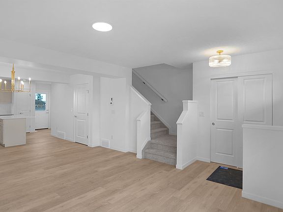 4th image of 423 Aster Dr