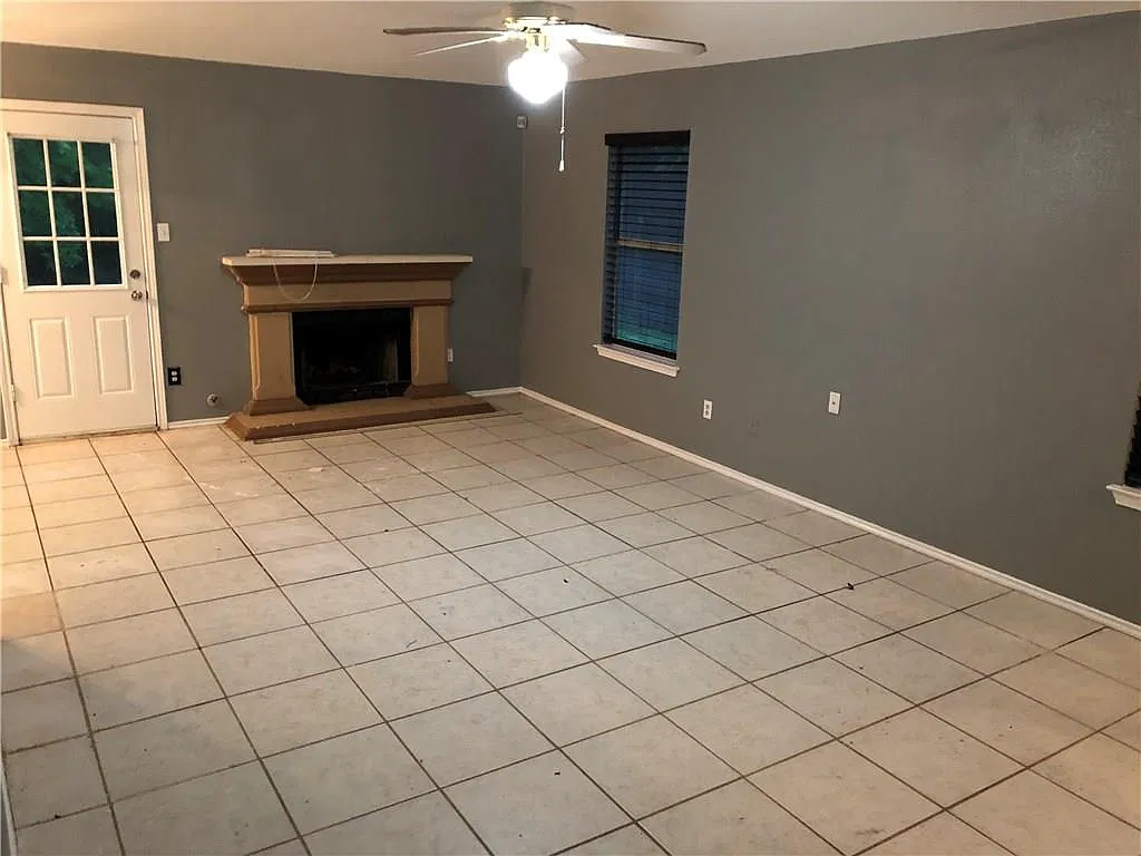 3 bed, 2.0 bath, 1372 sqft, $2,050 — Photo 3