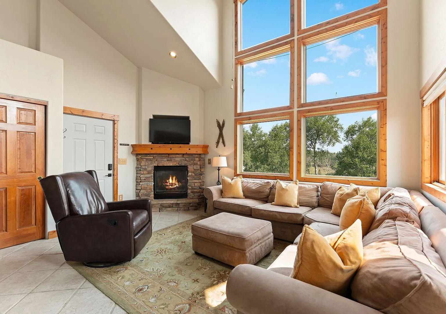 3 Bedroom pus Bonus room- Bright townhome on Quiet Street- Fully Furnished — Photo 1