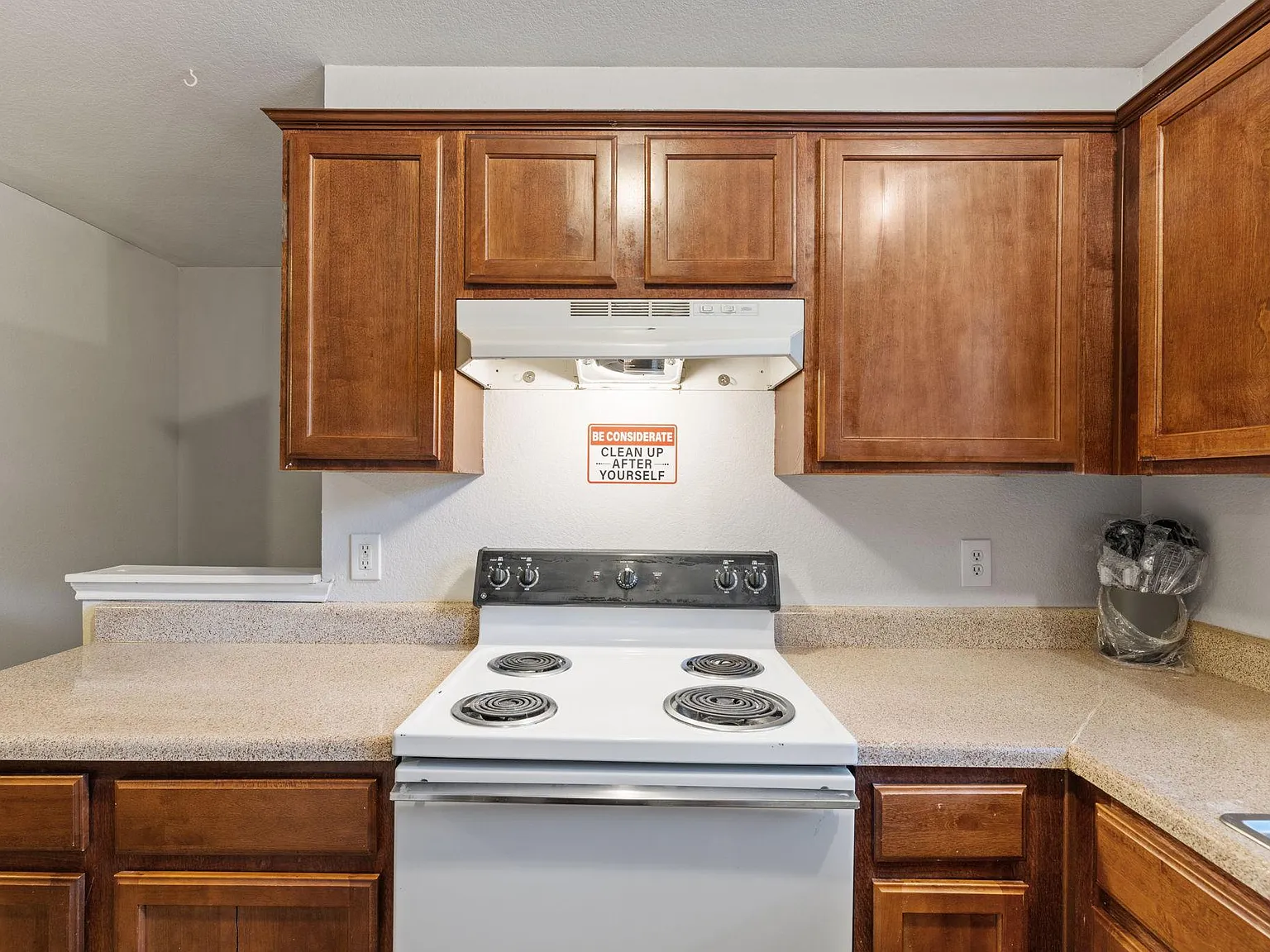 4 bed, 2.0 bath, 1000 sqft, $1,048 — Photo 4