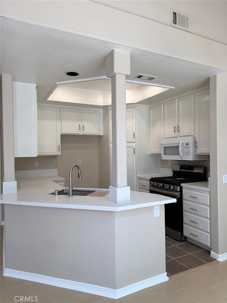 2 bed, 2.5 bath, 1312 sqft, $4,200 — Photo 3