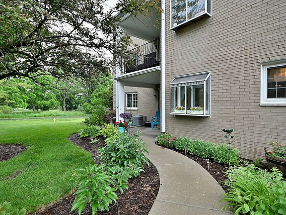 4th image of 462 S President St Unit 101