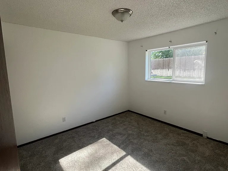 321 NE Damson Ave #A — Photo 7