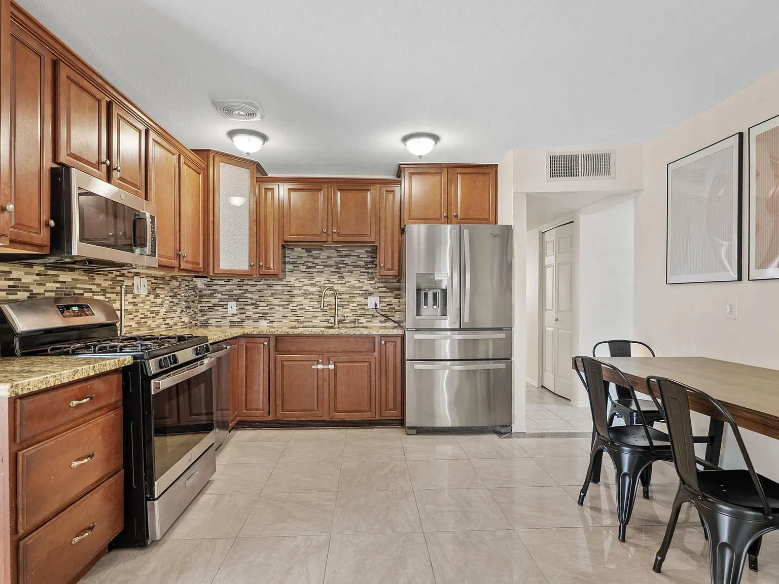 4 bed, 3.0 bath, 2300 sqft, $793 — Photo 3