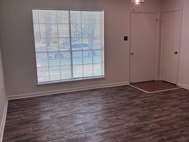 2405 Broadview Ave — Photo 2