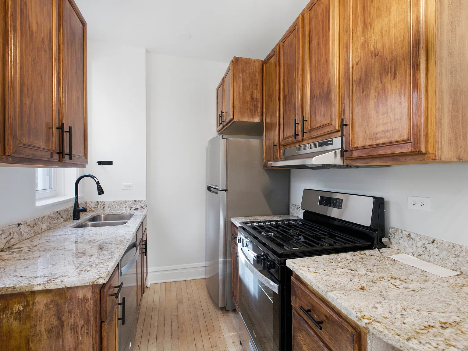 2 bed, 1.0 bath, 900 sqft, $2,350 — Photo 2