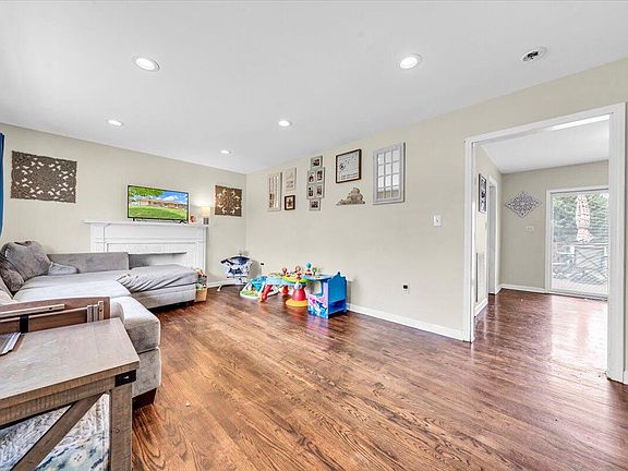 5th image of 2644 Leemount St