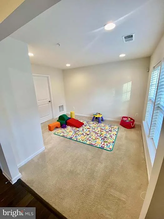 3 bed, 3.5 bath, 1996 sqft, $3,200 — Photo 3