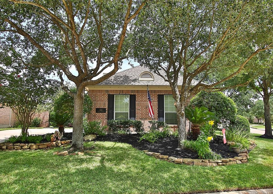 This is a corner lot with nice side lot so privacy is optimum! Mature trees for natural shade.