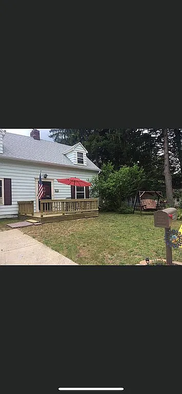 222 E Charles St photo 1